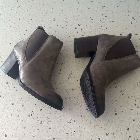 Sofft Pewter Metallic Suede Leather Ankle Boots Block Heel Women’s Size 7.5M EUC - Picture 4 of 12